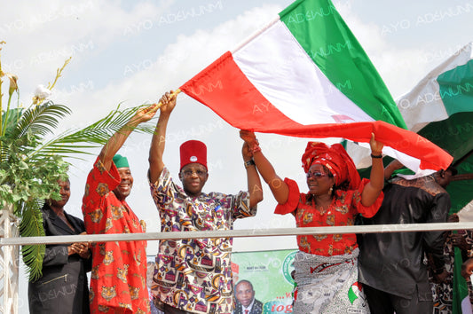 Hands to the Future | Photography on Canvas | 183 x 122 cm 